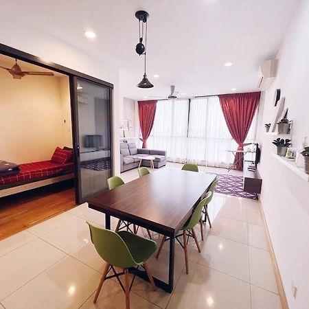 Connected Train 3 Bedrooms - Above Klgateway Mall 14 쿠알라룸푸르 외부 사진