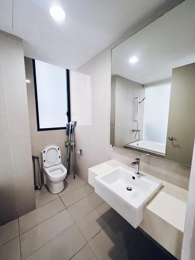 Connected Train 3 Bedrooms - Above Klgateway Mall 14 쿠알라룸푸르 외부 사진