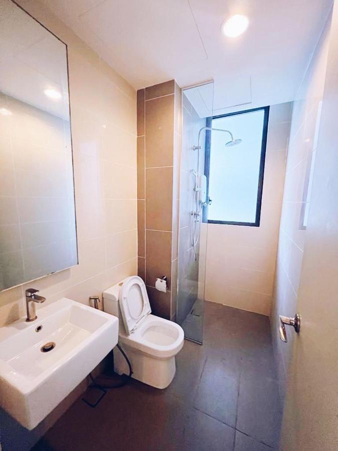Connected Train 3 Bedrooms - Above Klgateway Mall 14 쿠알라룸푸르 외부 사진